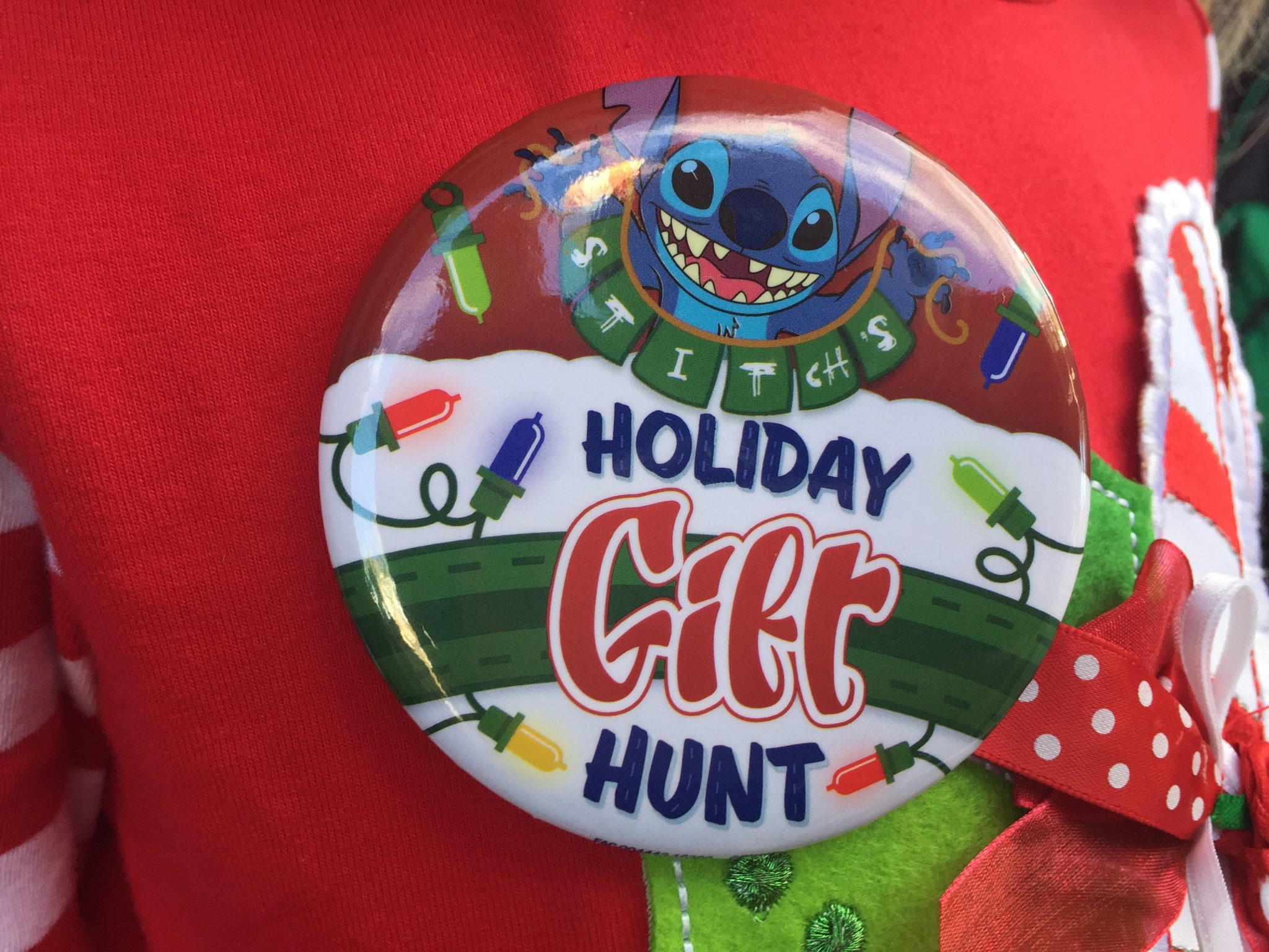 DISNEY SPRINGS CHRISTMAS 2018 STITCH’S HOLIDAY GIFT HUNT BUTTON PIN