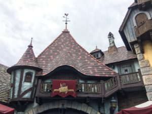 Awesome tips for dining at Disneyland's NEWEST quick service restaurant, Belle's Red Rose Taverne!