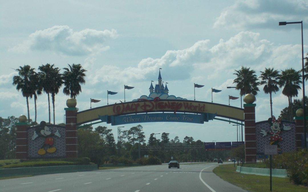 Making Magic Kingdom Picture Perfect- Tips for Getting Those Perfect Disney World Shots Without Anyone in Them!